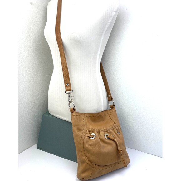 B Makowsky Butter Leather Tan Boho Bucket Bag Crossbody Adjustable Strap Pockets - Picture 9 of 16